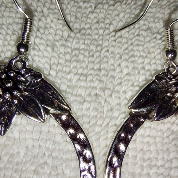 CHICO'S 2' INCH LARGE HOOPS W/ HAMMER FINISH STORE SAMPLE NWOT - Picture 4 of 6